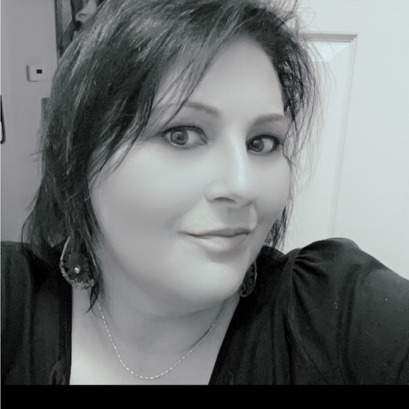 Meet your Posher, Lindy - Picture 1 of 1